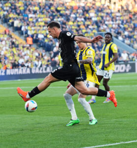 Fenerbahçe taraftarları maçta takımlarının geriye düşmesinin ardından "yönetim istifa" sloganları attı.