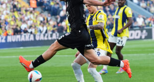 Fenerbahçe taraftarları maçta takımlarının geriye düşmesinin ardından "yönetim istifa" sloganları attı.