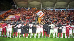 Galatasaray Sivasspor'u ağırlıyor . Şampiyonluk ve düşme hattı için kritik mücadele